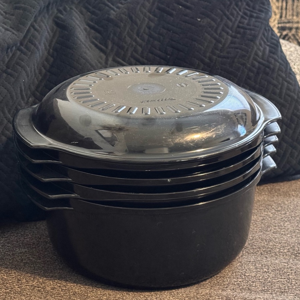Tupperware microcook set.